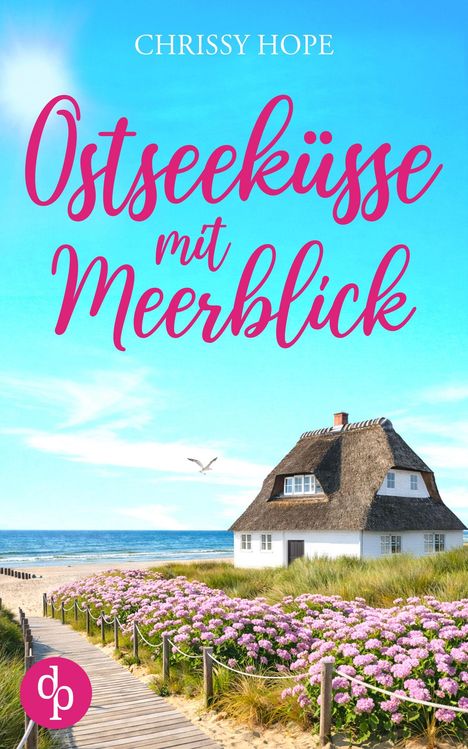 "Ostseeküsse mit Meerblick" in rosa Schrift. Ein weißes Reetdachhaus am Meer, umgeben von Blumen und Dünenweg.