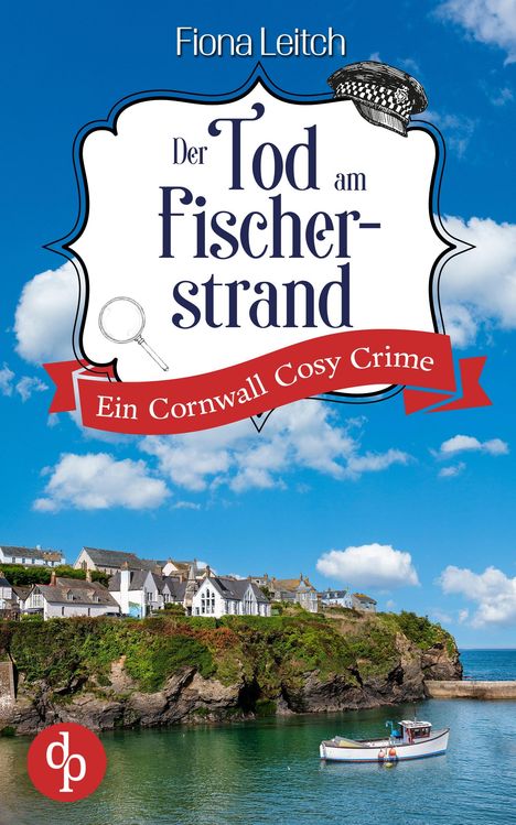 „Der Tod am Fischerstrand: Ein Cornwall Cosy Crime“. Küstenlandschaft mit Häusern, blauer Himmel und ein Boot im Wasser.
