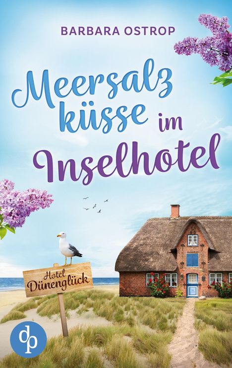 Titel: „Meersalzküsse im Inselhotel“ von Barbara Ostrop. Ein Reetdachhaus am Strand, Flieder und eine Möwe auf einem Schild "Hotel Dünenglück".