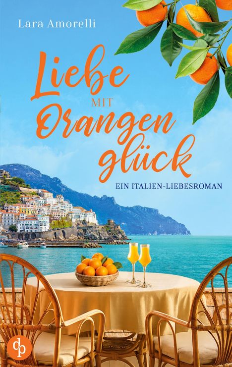 „Liebe mit Orangenglück: Ein Italien-Liebesroman“. Orangen, Tisch mit Stühlen, Küstenstadt, Meer, blauer Himmel.