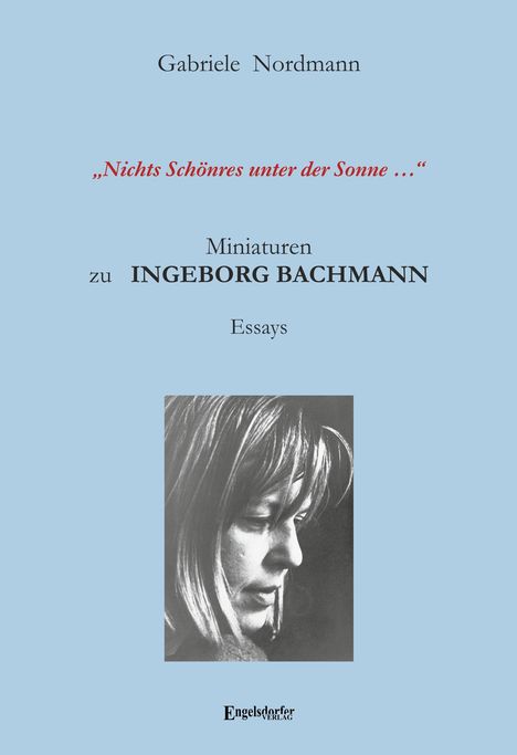 Essays von Gabriele Nordmann über Ingeborg Bachmann. Schwarz-weißes Porträt der Frau vor hellblauem Hintergrund.