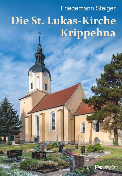 Die St. Lukas-Kirche Krippehna von Friedemann Steiger. Eine Kirche mit Turm und Grabsteinen vor blauem Himmel.