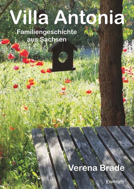 "Villa Antonia: Familiengeschichte aus Sachsen" steht über einer bunten Wiese mit Mohnblumen und einem Vogelhaus.