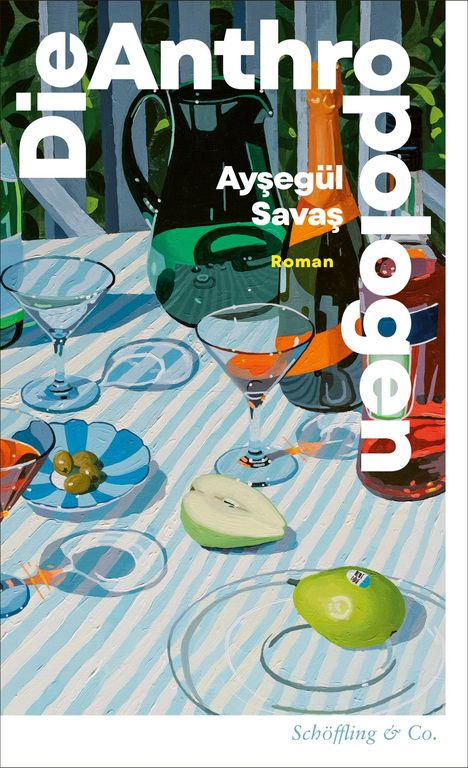 „Die Anthropologen“ von Ayşegül Savaş. Gemälde: Tisch mit Gläsern, Karaffen, Obst und Sonnenlichtstreifen.