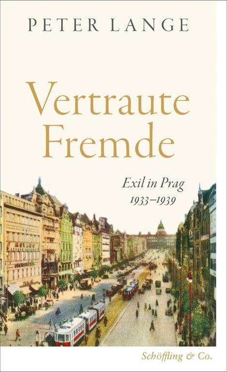 "PETER LANGE, Vertraute Fremde, Exil in Prag 1933–1939, Schöffling & Co." zeigt eine historische Straßenszene mit Straßenbahnen.
