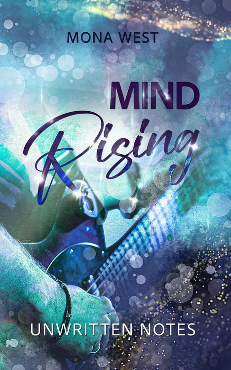 Text: "Mona West, Mind Rising, Unwritten Notes." Abstrakter Hintergrund in Blau- und Grüntönen mit Gitarrenspieler.