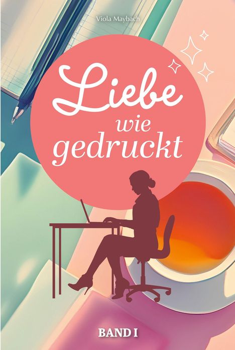 "Liebe wie gedruckt, BAND I." Eine Frau am Laptop, stilisierte Illustration, bunte Büromaterialien im Hintergrund.