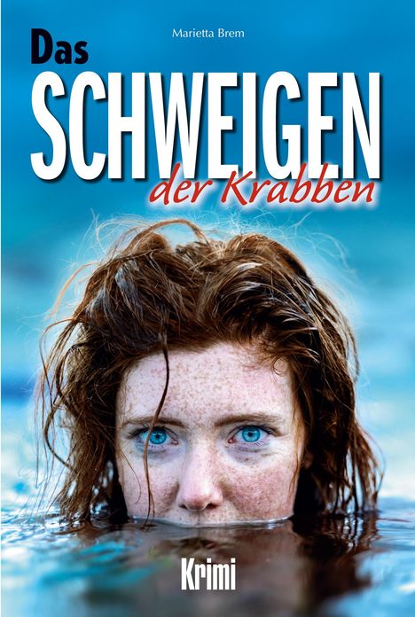 „Das Schweigen der Krabben“ ist ein Krimi von Marietta Brem. Eine Frau schaut mit intensiven blauen Augen aus dem Wasser.