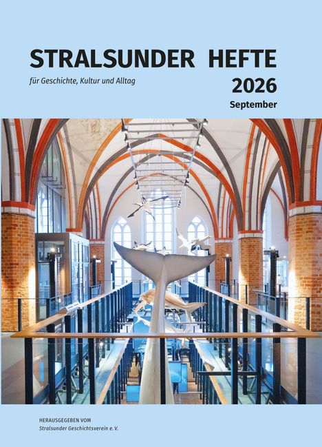 STRALSUNDER HEFTE, September 2026. Moderne Ausstellung mit Walmodell und Vögeln in einem gotischen Backsteingebäude.