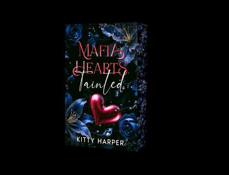 Texte: "MAFIA HEARTS Tainted", "KITTY HARPER". Eine rote Herzform vor blauen Blumen auf dunklem Hintergrund.