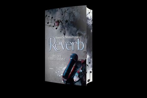 "Anna S. Standrose, Reverb: Bis du verstummst". Ein Mikrofon liegt auf einer grauen Fläche, umgeben von Notenblättern.