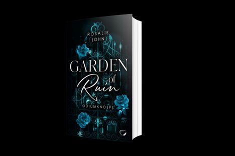 „Garden of Ruin“ von Rosalie John, blaue Rosen und verzierte Gitterstruktur in dunkler Atmosphäre.
