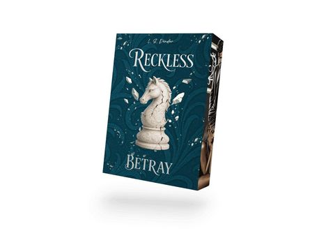 Text: "Reckless Betray". Dunkelblaues Cover mit Schachfigur als Schachpferd und Verzierungen.