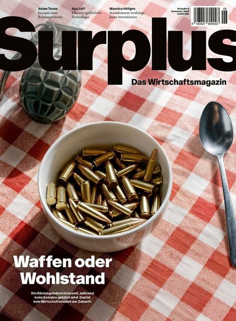 „Surplus – Das Wirtschaftsmagazin. Waffen oder Wohlstand“. Eine Schale voller Patronen auf kariertem Tuch.