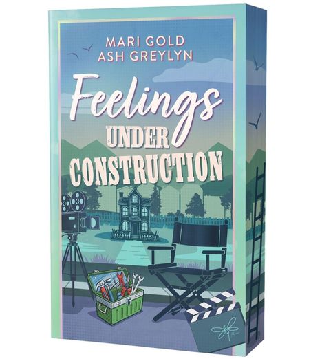 „Feelings Under Construction“ steht auf einem Buchcover mit Filmkamera, Regiestuhl und Werkzeugkasten vor einem Haus.