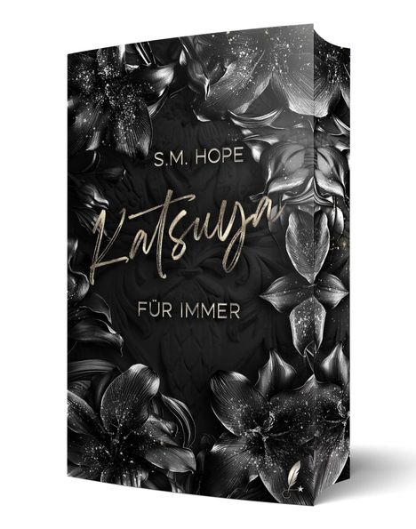 "S.M. HOPE, Katsuya, FÜR IMMER" in goldener Schrift. Schwarze, glänzende Lilien schmücken den Hintergrund.