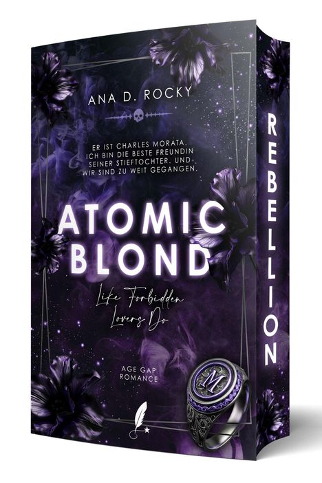 "ATOMIC BLOND", lila Blumen, Rauchhintergrund. Ring mit "M". Linker Text zu verbotener Liebe, rechter Rand "REBELLION".