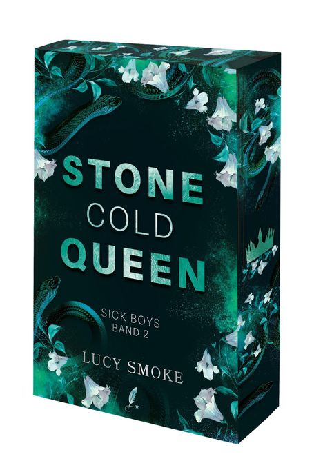 Auf einem dunklen Hintergrund steht „STONE COLD QUEEN“. Umgeben von Schlangen und weißen Blüten.
