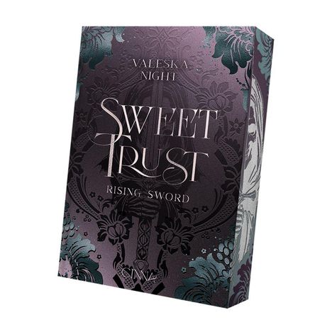 Text: "VALESKA NIGHT, SWEET TRUST, RISING SWORD". Dunkles Design mit floralen Mustern und einem Schwert.