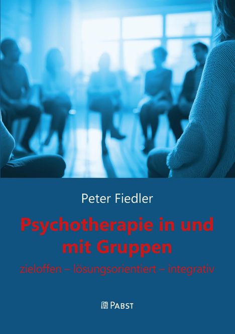 „Peter Fiedler: Psychotherapie in und mit Gruppen“ steht in einem blauen Bereich. Oben sitzen Menschen unscharf im Kreis.