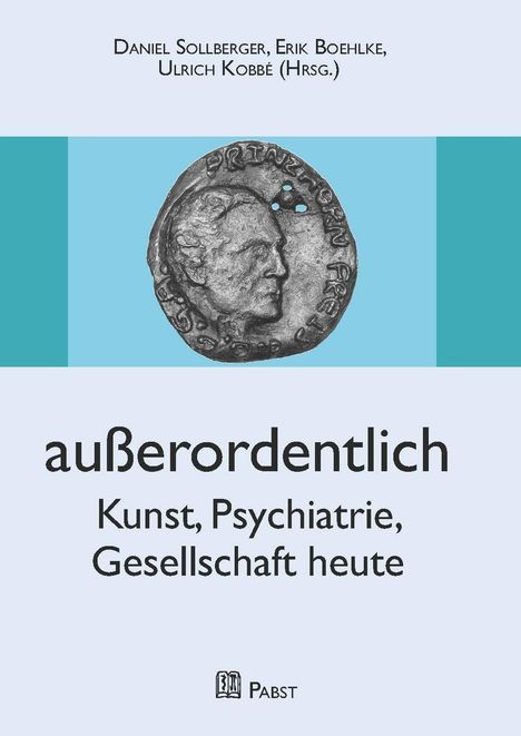 „außerordentlich: Kunst, Psychiatrie, Gesellschaft heute“. Oben sind Namen der Herausgeber, unten ein Logo. Kunstvolle Münze.