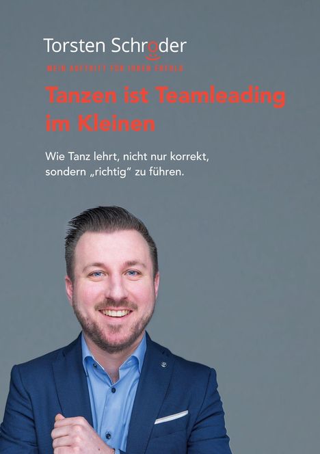 Torsten Schroder. Tanzen ist Teamleading im Kleinen. Ein lächelnder Mann in Anzug mit blauem Hemd.