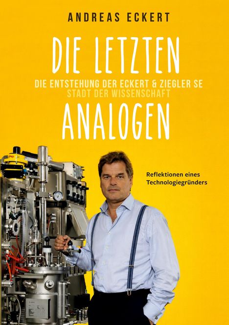 "Andreas Eckert: Die letzten Analogen" über eine Maschinenansammlung, Person im Hemd mit Hosenträgern, gelber Hintergrund.