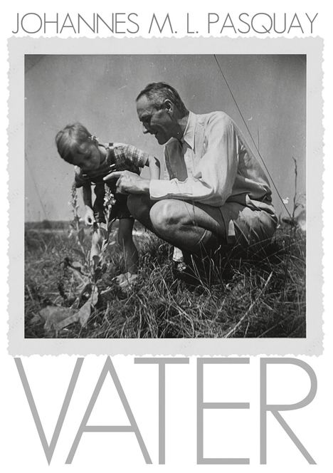 JOHANNES M. L. PASQUAY, VATER. Ein Mann und ein Kind betrachten gemeinsam eine Pflanze im Freien.