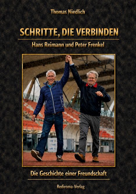 „Schritte, die verbinden“ von Thomas Niedlich. Zwei ältere Männer halten freudig Hände in einem Stadion.