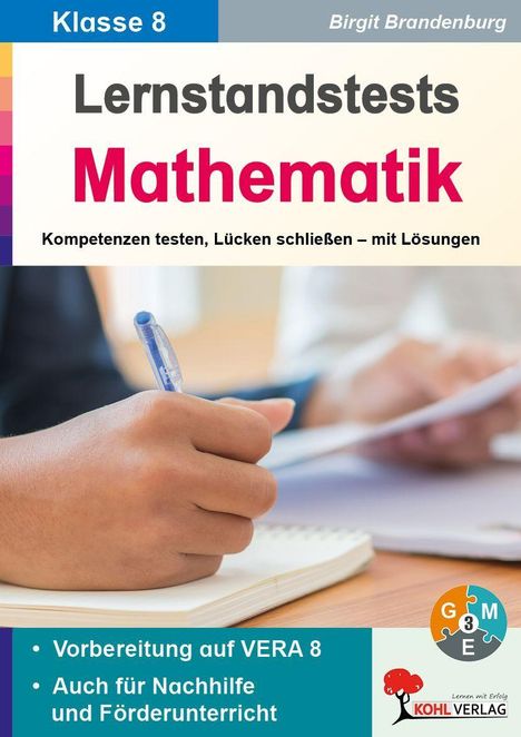 „Lernstandstests Mathematik“ für Klasse 8. Hand schreibt in Notizbuch. Logo unten rechts.