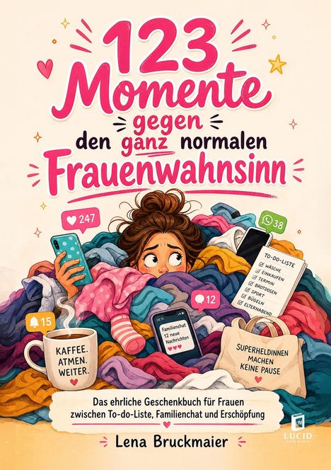 „123 Momente gegen den ganz normalen Frauenwahnsinn“. Frau in Wäschehaufen mit Smartphone, To-Do-Liste, Tasse mit „Kaffee. Atmen. Weiter.“