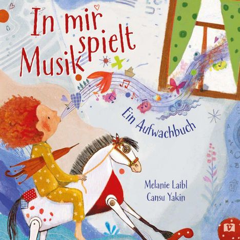 "In mir spielt Musik. Ein Aufwachbuch." Ein Kind reitet auf einem Holzpferd und bunte Noten schweben durch den Raum.
