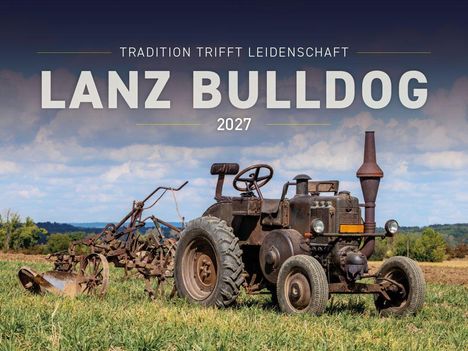 LANZ BULLDOG 2027. Tradition trifft Leidenschaft. Alter Traktor steht auf einem Feld, bewölkter Himmel im Hintergrund.