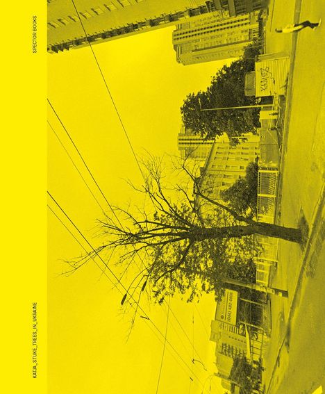 "Spector Books, Katja Stuke: Trees in Ukraine." Eine städtische Szene mit Häusern und einem Baum, gelblich gefärbt.