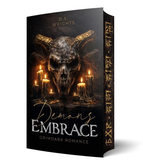 Text: „D.S. Wrights, Demon's Embrace, Grimdark Romance.“ Ein Schädel mit Hörnern, umgeben von brennenden Kerzen.