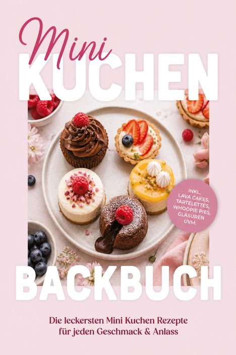 „Mini Kuchen Backbuch“: Fünf kleine Törtchen auf einem Teller, dekoriert mit Früchten und Schokolade.