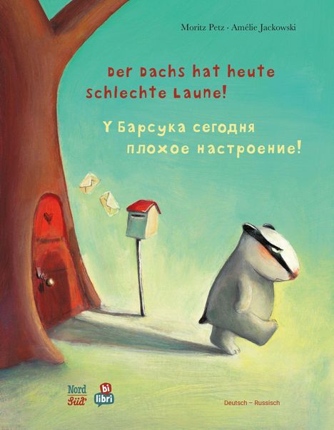 „Der Dachs hat heute schlechte Laune!“ steht auf Deutsch und Russisch. Illustration: Dachs neben Baumhaus und Briefkasten.