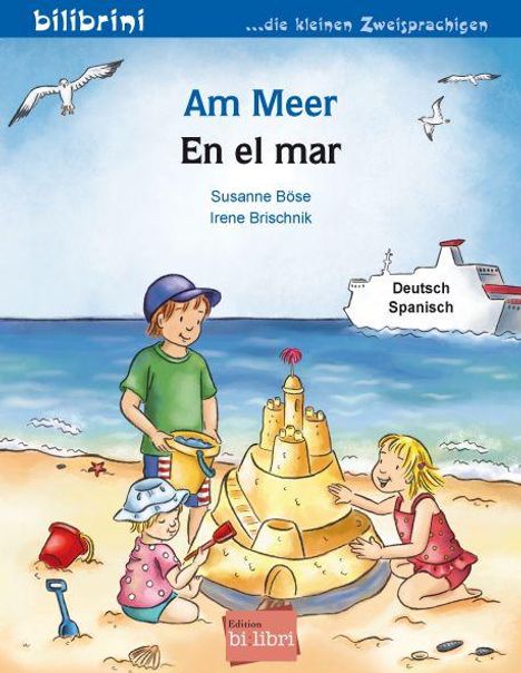 "Am Meer" und "En el mar" in Blau, darunter Susanne Böse und Irene Brischnik. Kinder bauen Sandschloss am Strand.