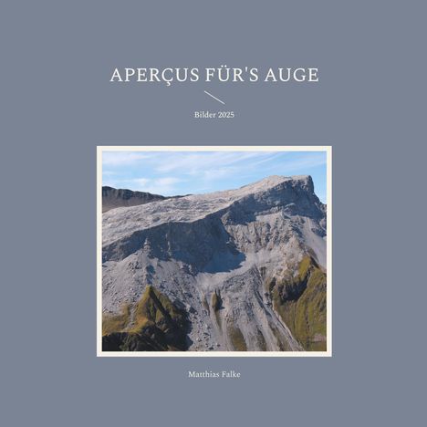 "Aperçus für's Auge", "Bilder 2025", "Matthias Falke". Eine Fotografie von kargen, felsigen Bergen unter blauem Himmel.