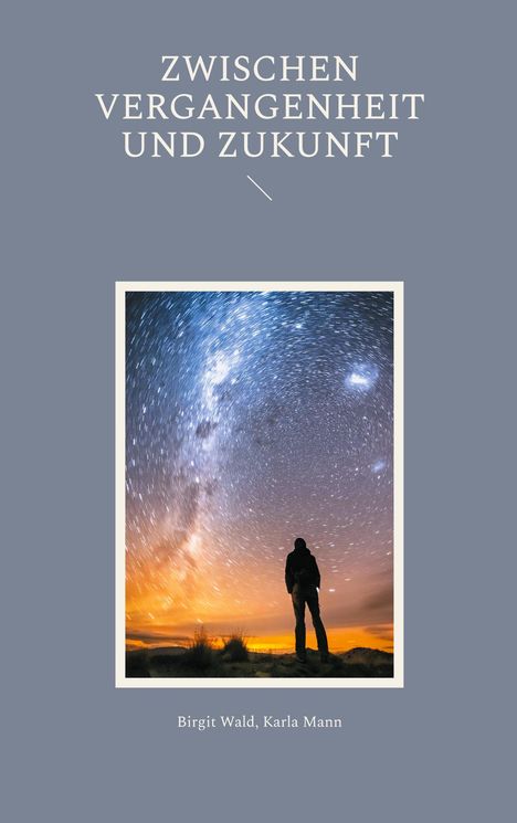 Oben steht „ZWISCHEN VERGANGENHEIT UND ZUKUNFT“. Darunter sieht man eine Person unter einem leuchtenden Sternenhimmel.