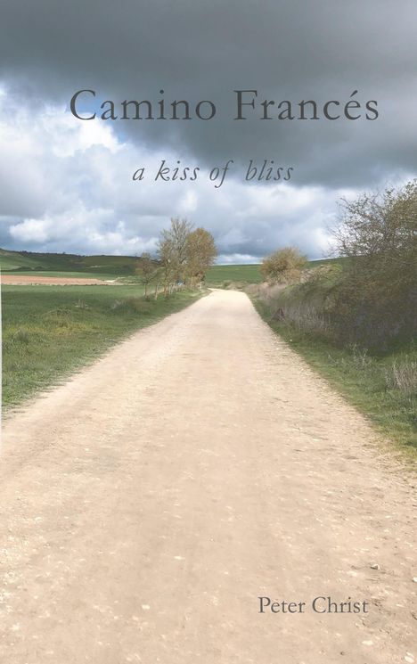 Text "Camino Francés, a kiss of bliss, Peter Christ". Ein Weg führt durch eine grüne Landschaft unter bewölktem Himmel.