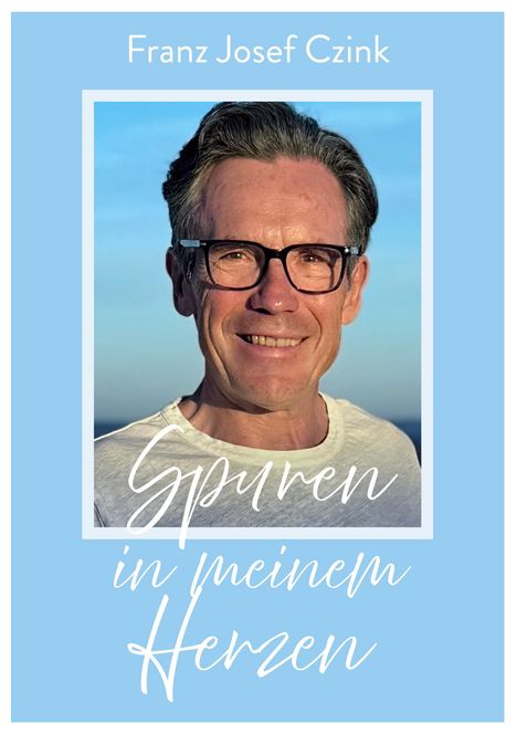 Text: "Franz Josef Czink", "Spuren in meinem Herzen". Portrait eines Mannes, lächelnd mit Brille, blauem Hintergrund.