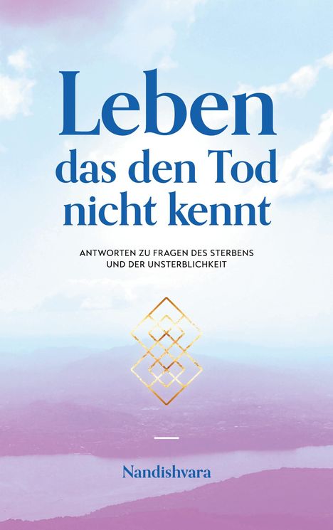 „Leben das den Tod nicht kennt“ in blauer Schrift auf pastellfarbenem Hintergrund mit Wolken und Hügeln, Name „Nandishvara“.