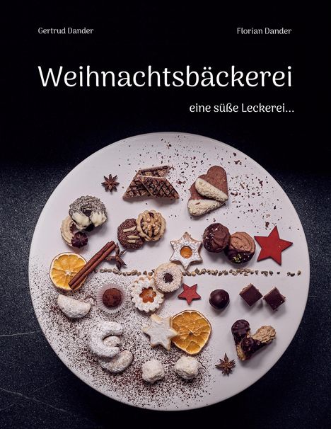 "Weihnachtsbäckerei, eine süße Leckerei..." Zwei Namen oben. Teller mit Plätzchen, Zimtstangen, Anissternen und Orangenscheiben.