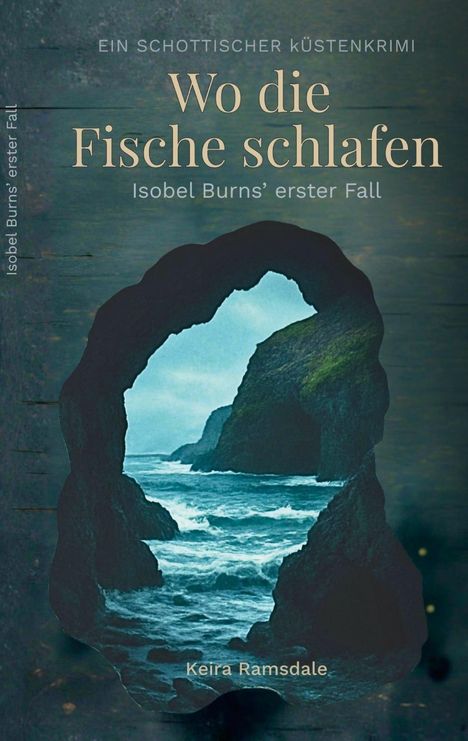 „Wo die Fische schlafen: Isobel Burns’ erster Fall.“ Küstenlandschaft durch Felsenbogen, stürmisches Meer.