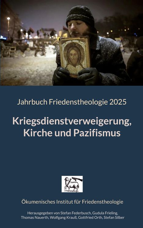 Ein Mann hält ein Ikonenbild draußen im Schnee. Text: „Jahrbuch Friedenstheologie 2025 - Kriegsdienstverweigerung, Kirche und Pazifismus“. Logo mit Lamm und Kreuz.