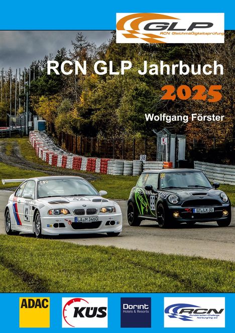 RCN GLP Jahrbuch 2025, Wolfgang Förster. Zwei Rennautos auf einer kurvigen Strecke, umgeben von herbstlichen Bäumen. Logos unten.