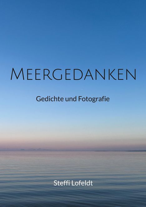 "Meergedanken: Gedichte und Fotografie" von Steffi Lofeldt. Ein ruhiges Meer bei Sonnenaufgang unter klarem Himmel.
