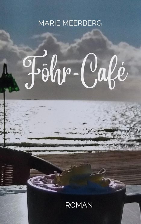 Text: "MARIE MEERBERG", "Föhr-Café", "ROMAN". Szene: Eine Tasse Heißgetränk vor einem sonnigen Meerblick.
