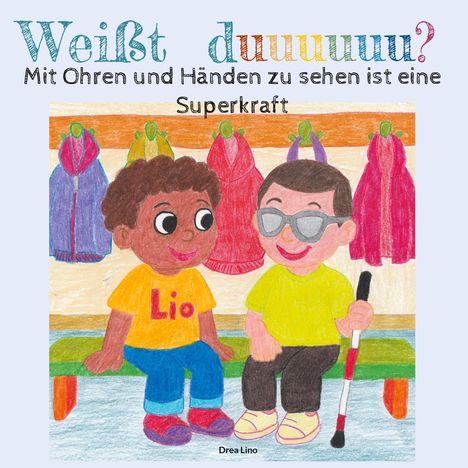 Weißt du? Mit Ohren und Händen zu sehen ist eine Superkraft. Zwei fröhliche Kinder sitzen auf einer Bank, eins hält einen Stock.